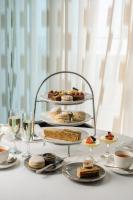 un tavolo con piatti di prodotti da forno e bicchieri di vino di St Moritz Hotel Apartments a Polzeath