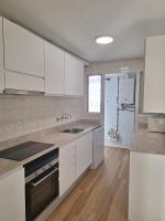 Kuchyň nebo kuchyňský kout v ubytování BRAVAHOLIDAYS-320-Condal