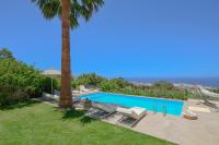 Bazén v ubytovaní Infinity Villa with Pool, BBQ and Ping-Pong Table, 2km from the beach alebo v jeho blízkosti