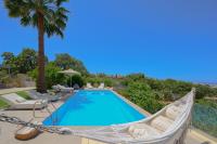 Bazén v ubytovaní Infinity Villa with Pool, BBQ and Ping-Pong Table, 2km from the beach alebo v jeho blízkosti