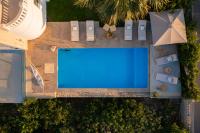 Bazén v ubytovaní Infinity Villa with Pool, BBQ and Ping-Pong Table, 2km from the beach alebo v jeho blízkosti