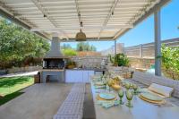 Posedenie v ubytovaní Infinity Villa with Pool, BBQ and Ping-Pong Table, 2km from the beach