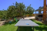 Stolný tenis v ubytovaní Infinity Villa with Pool, BBQ and Ping-Pong Table, 2km from the beach alebo v jeho okolí