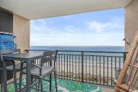 ein Balkon mit Tisch und Stühlen und dem Meer in der Unterkunft Coastal Comfort Your Perfect Beachfront Getaway in Myrtle Beach