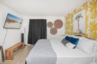 Ein Bett oder Betten in einem Zimmer der Unterkunft Coastal Comfort Your Perfect Beachfront Getaway