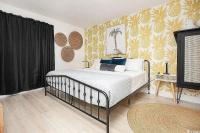 Ein Bett oder Betten in einem Zimmer der Unterkunft Coastal Comfort Your Perfect Beachfront Getaway