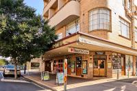 un edificio en la esquina de una calle en Beer Deluxe Albury, en Albury