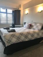 Un dormitorio con una cama con dos bolsas encima. en Newtons Lodge, en Nottingham