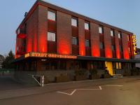 un edificio con luces rojas en el lateral. en Hotel Stadt Grevenbroich mit Klimaanlage, en Grevenbroich