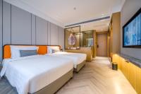 Elegant International Hotel Shanghai - Bund Sichuan Road North Metro Branchにあるベッド