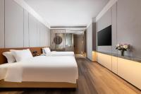 Elegant International Hotel Shanghai - Bund Sichuan Road North Metro Branchにあるテレビまたはエンターテインメントセンター