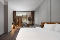 Elegant International Hotel Shanghai - Bund Sichuan Road North Metro Branchにあるベッド