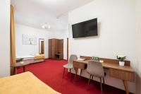 Televízia a/alebo spoločenská miestnosť v ubytovaní Hotel Arkadia