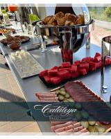 um buffet com vários tipos de comida em uma mesa em Cataleya Resort em Ulcinj