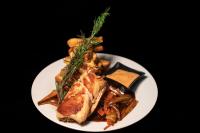 メデジンにあるCasa Almarita - Hostal, Bar y Restauranteの白皿