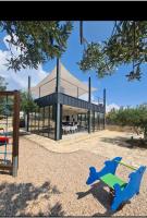 une maison avec une aire de jeux en face dans l'établissement Adria Mobile Home, à Pirovac