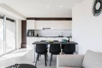 Kuchyňa alebo kuchynka v ubytovaní 2bdr Athens Riviera Sea View Apartment By The Olon