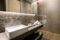 Kúpeľňa v ubytovaní Luxury Apt Near The Beach Athens Riviera By Olon