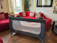 Posezení v ubytování London 2 Bed 2 Bath Apartment Holiday Home - Free Parking - 3min walk to the Train station - 19min to London Liverpool Street 5min to Victoria Line 1GB Broadband super fast Internet GROUND FLOOR 100s of shops restaurants bakeries 24-hour ASDA superstore