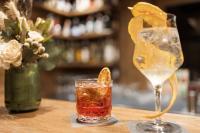 科尔蒂纳丹佩佐Casa Guargnè的花瓶旁边的桌子上喝的饮料