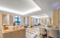 JiangyangVienna Hotel Chengdu Tianfu Airport Wanhui Center的带桌子和白色椅子的餐厅