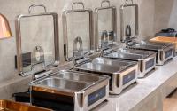 JiangyangVienna Hotel Chengdu Tianfu Airport Wanhui Center的厨房里一排不锈钢水槽
