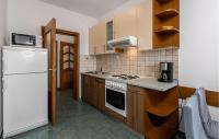 Kuchyňa alebo kuchynka v ubytovaní 2 Bedroom Nice Apartment In Lopar