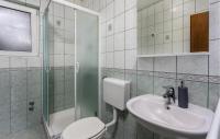 Kúpeľňa v ubytovaní 2 Bedroom Nice Apartment In Lopar