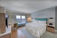 ein Hotelzimmer mit einem Bett und einem Flachbildfernseher in der Unterkunft Hotel Effie Sandestin Resort, Autograph Collection in Destin