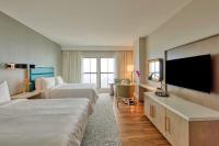 ein Hotelzimmer mit zwei Betten und einem Flachbildfernseher in der Unterkunft Hotel Effie Sandestin Resort, Autograph Collection in Destin