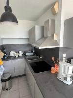 Kuchyňa alebo kuchynka v ubytovaní SUNSET Joli T2 vue mer piscine Rochelongue Cap d'Agde