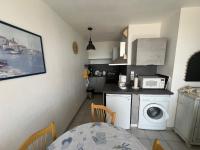 Kuchyňa alebo kuchynka v ubytovaní SUNSET Joli T2 vue mer piscine Rochelongue Cap d'Agde