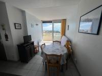 Televízia a/alebo spoločenská miestnosť v ubytovaní SUNSET Joli T2 vue mer piscine Rochelongue Cap d'Agde