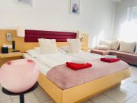 Posteľ alebo postele v izbe v ubytovaní Alpesi Apartman Downtown
