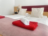 Posteľ alebo postele v izbe v ubytovaní Alpesi Apartman Downtown