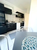 Kuchyňa alebo kuchynka v ubytovaní Alpesi Apartman Downtown