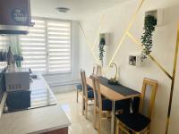 Kuchyňa alebo kuchynka v ubytovaní Alpesi Apartman Downtown