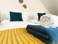 Posteľ alebo postele v izbe v ubytovaní Alpesi Apartman Downtown