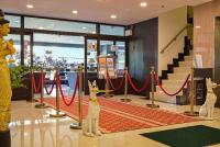 een winkellobby met rode linten en een rood touw bij Boss Suites Nana Hotel in Bangkok