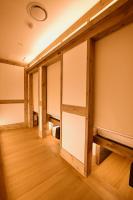 eine Reihe von Schranktüren in einem Zimmer mit Holzböden in der Unterkunft Hanok Hotel DAAM Seoul in Seoul