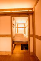 ein kleines Schlafzimmer mit einem Bett in einem Zimmer in der Unterkunft Hanok Hotel DAAM Seoul in Seoul