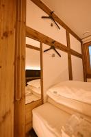 ein Schlafzimmer mit zwei Etagenbetten und einem Spiegel in der Unterkunft Hanok Hotel DAAM Seoul in Seoul