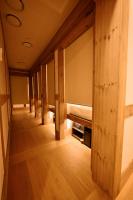eine Reihe von Bänken in einem Zimmer mit Holzböden in der Unterkunft Hanok Hotel DAAM Seoul in Seoul