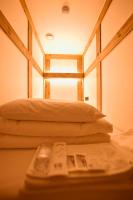 ein Zimmer mit zwei Kissen und einem Buch auf dem Tisch in der Unterkunft Hanok Hotel DAAM Seoul in Seoul