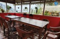 ein Speisesaal mit Tischen und Stühlen in einem Restaurant in der Unterkunft Say Homes Glorious Holidays in Māngwa