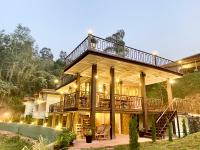een groot huis met een balkon en een terras bij Arbuya River Hill in Ban Na Kok