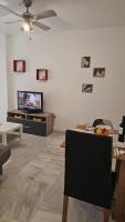 A television and/or entertainment centre at Ideal Holiday Apartment City Center