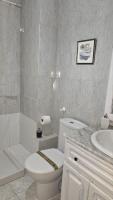 A bathroom at Ideal Holiday Apartment City Center