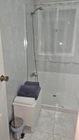 A bathroom at Ideal Holiday Apartment City Center