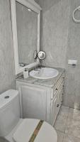 A bathroom at Ideal Holiday Apartment City Center